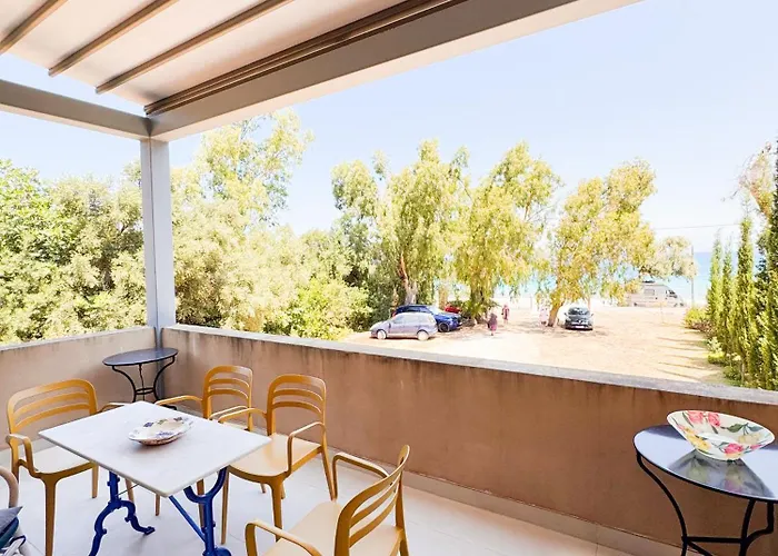 Апартаменты Zen Beachfront Apartment